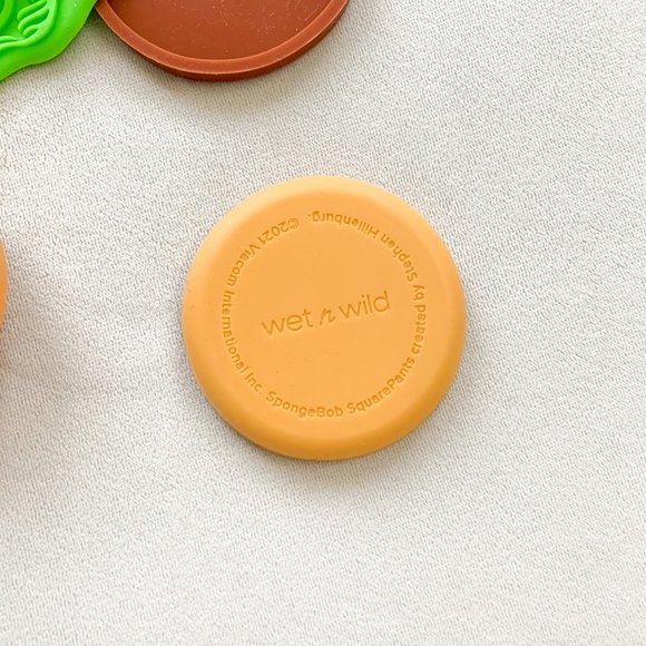 Wet N Wild SpongeBob Brush Cleaner Mat Set - Picture 3 of 3